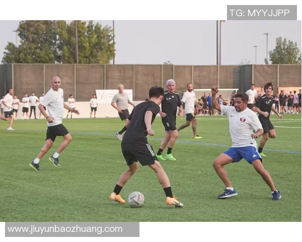 足球明星高清挂图欣赏足球场上的传奇瞬间与风采展示